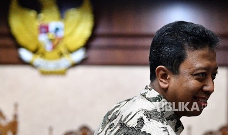 Terdakwa kasus dugaan suap jual beli jabatan di lingkungan Kementerian Agama yang juga mantan Ketua Umum PPP Romahurmuziy meninggalkan ruangan saat jeda sidang eksepsi di Pengadilan Tipikor, Jakarta, Senin (23/9/2019).