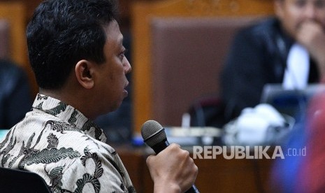 Terdakwa kasus dugaan suap jual beli jabatan di lingkungan Kementerian Agama yang juga mantan Ketua Umum PPP Romahurmuziy meninggalkan ruangan saat jeda sidang eksepsi di Pengadilan Tipikor, Jakarta, Senin (23/9/2019).