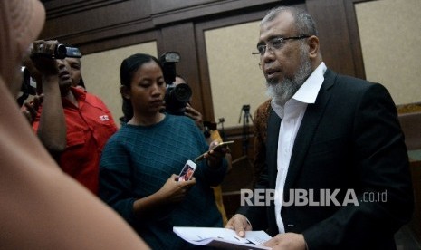 Terdakwa kasus dugaan suap judicial review di Mahkamah Konstitutsi (MK) Patrialis Akbar seusai menjalani sidang lanjutan di Pengadilan Tipikor, Jakarta, Senin (21/8).