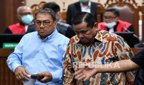 Terdakwa kasus dugaan suap penghapusan red notice Joko Tjandra, Irjen Pol Napoleon Bonaparte (kanan) berjalan meninggalkan ruangan seusai sidang lanjutan di Pengadilan Tipikor, Jakarta, Senin (9/11/2020). Sidang mantan Kepala Divisi Hubungan Internasional Polri itu beragendakan pembacaan eksepsi atau nota keberatan yang dibacakan kuasa hukum terdakwa.