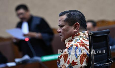 Terdakwa kasus dugaan suap penghapusan red notice Joko Tjandra, Irjen Pol Napoleon Bonaparte mendengarkan eksepsi yang dibacakan kuasa hukumnya di Pengadilan Tipikor, Jakarta, Senin (9/11/2020). Sidang mantan Kepala Divisi Hubungan Internasional Polri itu beragendakan pembacaan eksepsi atau nota keberatan yang dibacakan kuasa hukum terdakwa. 