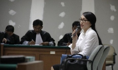 Terdakwa kasus dugaan suap pengurusan anggaran di Kementerian Pemuda dan Olahraga serta Kementerian Pendidikan Nasional, Angelina Sondakh, saat menjalani sidang di Pengadilan Tindak Pidana Korupsi Jakarta, Jumat (14/12).