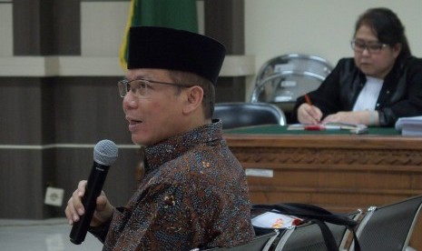 Terdakwa kasus dugaan suap pengurusan dana alokasi khusus Kab. Kebumen dan Kab. Purbalingga, Wakil Ketua DPR Taufik Kurniawan (kiri).