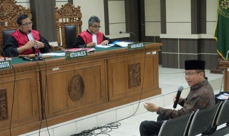 Terdakwa kasus dugaan suap pengurusan dana alokasi khusus Kab. Kebumen dan Kab. Purbalingga, Wakil Ketua DPR Taufik Kurniawan (kanan), saat menjalani sidang dengan agenda pemeriksaan terdakwa di Pengadilan Tipikor Semarang, Jawa Tengah, Rabu (12/6/2019).