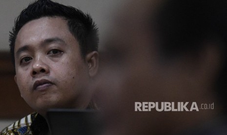 Terdakwa kasus dugaan suap penyaluran pembiayaan skema bantuan pemerintah melalui Kemenpora kepada KONI, Miftahul Ulum (kiri) bersama penasehat hukum mengikuti sidang lanjutan di Pengadilan Tipikor, Jakarta, Senin (2/3/2020).