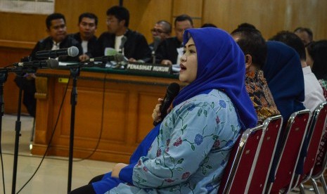 Terdakwa kasus dugaan suap perizinan Meikarta, Neneng Hasanah Yasin (kiri) menjawab pertanyaan Jaksa Penuntut Umum saat menjalani sidang dengan agenda pemeriksaan terdakwa di Pengadilan Tipikor, Bandung, Jawa Barat, Rabu (10/4/2019).