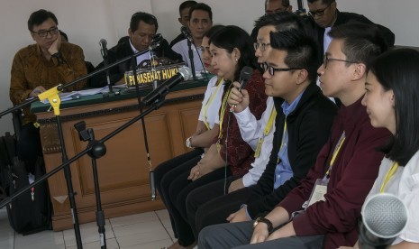 Terdakwa kasus dugaan suap perizinan proyek Meikarta, Billy Sindoro (kiri) mendengarkan keterangan sejumlah saksi dari pihak pengembang pada sidang lanjutan di Pengadilan Tipikor Bandung, Jawa Barat, Senin (4/2/2019).