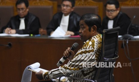 Terdakwa kasus dugaan suap proyek PLTU Riau-1 Idrus Marham mengikuti sidang pembacaan dakwaan di Pengadilan Tipikor, Jakarta, Selasa (15/1/2019).