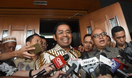 Terdakwa kasus dugaan suap proyek PLTU Riau-1 Idrus Marham (tengah) menjawab sejumlah pertanyaan wartawan usai mengikuti sidang pembacaan dakwaan di Pengadilan Tipikor, Jakarta, Selasa (15/1/2019). 