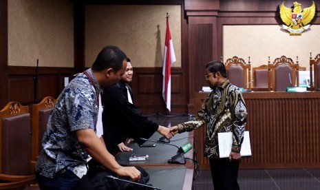 Terdakwa kasus dugaan suap proyek PLTU Riau-1 Idrus Marham (kanan) berjabat tangan dengan jaksa penuntut umum seusai menjalani sidang putusan di Pengadilan Tipikor, Jakarta, Selasa (16/4/2019).