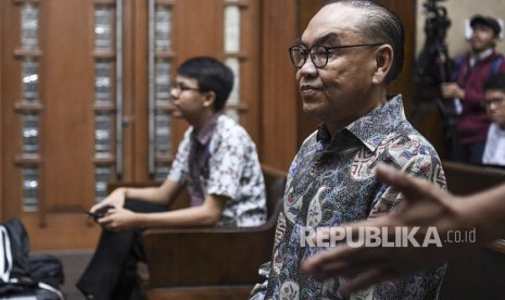 Terdakwa kasus dugaan suap proyek PLTU Riau-1 Johannes Budisutrisno Kotjo (kanan) bersiap menjalani sidang dengan agenda pembacaan nota pembelaan di Pengadilan Tipikor, Jakarta, Senin (3/12/2018).