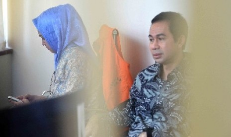 Terdakwa kasus dugaan suap sengketa pilkada Lebak di Mahkamah Konstitusi Tubagus Chaeri Wardana alias Wawan bersama Airin Rachmi Diany usai mengikuti sidang lanjutan dengan agenda mendengarkan keterangan saksi di Pengadilan Tipikor Jakarta, Kamis (17/4).