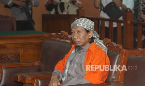 Terdakwa kasus dugaan teror bom Thamrin Aman Abdurrahman alias Oman (tengah) menjalani sidang perdana dengan agenda pembacaan dakwaan di PN Jakarta Selatan, Jakarta, Kamis (15/2). 