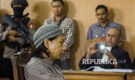 Defendant in Thamrin bombings, Aman Abdurrahman alias Oman Rochman attend the hearing at South Jakarta District Court on Friday (May 18) to hear the charge.