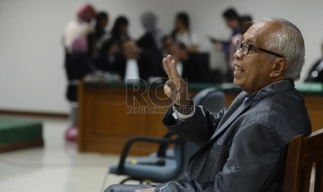 Terdakwa kasus dugaan tindak pidana korupsi suap majelis hakim dan panitera PTUN Medan Otto Cornelis Kaligis berbincang bersama Jaksa Penuntut Umum sebelum menjalani sidang dengan agenda mendengarkan tanggapan dari Jaksa Penuntut Umum di Pengadilan Tipikor