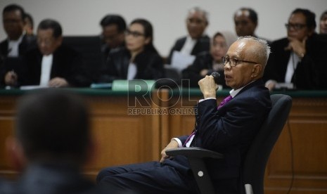 Terdakwa kasus dugaan tindak pidana korupsi suap majelis hakim dan panitera PTUN Medan Otto Cornelis Kaligis menjalani sidang dengan agenda putusan sela di Pengadilan Tipikor, Jakarta, Selasa (22/9).