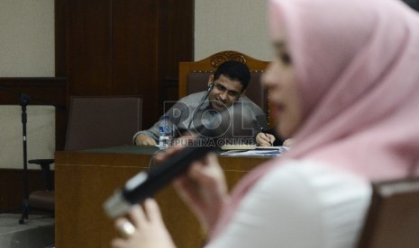 Terdakwa kasus dugaan tindak pidana pencucian uang (TPPU) dari hasil korupsi, Muhammad Nazaruddin mendengarkan keterangan saksi dari Mantan anggota DPR Fraksi Demokrat, Angelina Sondakh saat menjalani sidang lanjutan di Pengadilan Tipikor, Jakarta, Rabu (6