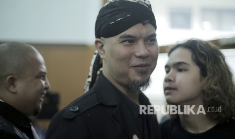 Terdakwa kasus dugaan ujaran kebencian melalui media sosial Ahmad Dhani bersiap menjalani sidang tuntutan di Pengadilan Negeri Jakarta Selatan, Jakarta, Senin (26/11/2018). 