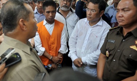 Terdakwa kasus kekerasan dan pembunuhan anak, Agustay Hambamay (kedua kiri) yang didampingi penasihat hukumnya mendengarkan penjelasan hakim Edward Harris Sinaga (kiri) saat sidang Pengadilan Negeri Denpasar di lokasi kejadian pembunuhan Angeline di Denpas