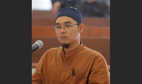  Terdakwa kasus kepemilikan amunisi, Muhammad Bahrun Naim menjalani sidang di Pengadilan Negeri Solo, Jawa Tengah, Senin 9 Juni 2011. 