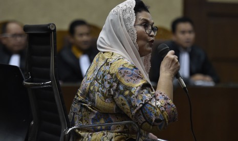 Terdakwa kasus korupsi alat kesehatan Siti Fadilah Supari membacakan pledoi dalam sidang lanjutan di Pengadilan Tipikor, Jakarta, Rabu (7/6). 