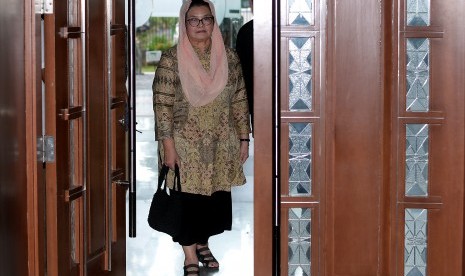 Terdakwa kasus korupsi alat kesehatan yang juga merupakan mantan Menteri Kesehatan Siti Fadilah Supari tiba untuk menjalani sidang tuntutan di Pengadilan Tipikor, Jakarta, Rabu (31/5). 