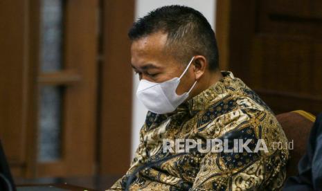 Terdakwa kasus korupsi Bantuan Sosial (Bansos) COVID-19 Adi Wahyono (kiri) mengikuti sidang lanjutan di Pengadilan Tipikor, Jakarta, Rabu (2/6/2021). Sidang tersebut beragenda mendengarkan keterangan saksi. 