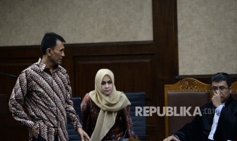 Terdakwa kasus korupsi dana bansos di Sumatera Utara (Sumut), pasangan suami istri Gubernur Sumut nonaktif Gatot Pujo Nugroho (kiri) dan Evy Susanti menjalani sidang lanjutan dengan agenda pemeriksaan saksi di Pengadilan Tipikor, Jakarta, Rabu (3/2). 