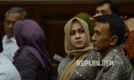 Terdakwa kasus korupsi dana bansos di Sumatera Utara (Sumut), Pasangan Suami Istri Gubernur Sumut nonaktif Evy Susanti (kiri) merapikan rambut Gaatot Pujo Nygroho (kanan) sebelum menjalani sidang lanjutan dengan agenda tuntutan di Pengadilan Tipikor, Jakar