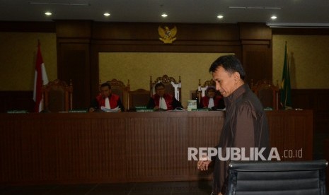 Terdakwa kasus korupsi dana bansos di Sumatera Utara (Sumut) Gatot Pujo Nugroho memasuki ruang sidang untuk memberikan kesaksiannya dalam persidangan Kamaluddin Harahap di Pengadilan  Tindak Pidana Korupsi (Tipikor), Jakarta, Rabu (2/3). 