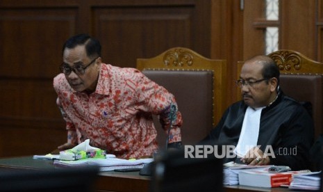 Terdakwa kasus korupsi e-KTP Irman (kiri) mendengarkan keterangan saksi saat menjalani sidang lanjutan di Pengadilan Tipikor, Jakarta, Kamis (13/4).