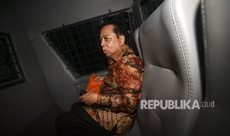 Terdakwa kasus korupsi KTP Elektronik Setya Novanto berada di mobil tahanan usai menjalani sidang putusan di pengadilan Tipikor, Jakarta Pusat, Selasa (24/4).