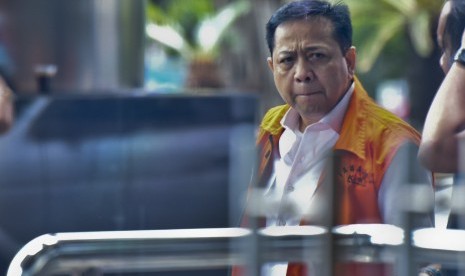 Terdakwa kasus korupsi KTP elektronik Setya Novanto bersiap menjalani pemeriksaan di gedung KPK, Jakarta, Senin (26/3).