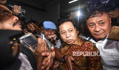  Terdakwa kasus korupsi KTP Elektronik Setya Novanto (kedua kanan) menuju mobil tahanan usai menjalani sidang putusan di pengadilan Tipikor, Jakarta Pusat, Selasa (24/4). 