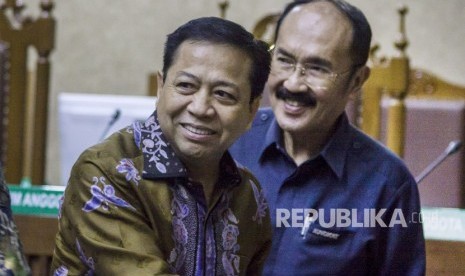 Terdakwa kasus korupsi KTP Elektronik Setya Novanto (kiri) bersama Terdakwa kasus merintangi penyidikan kasus korupsi KTP elektronik Fredrich Yunadi (kanan) usai menjalani sidang lanjutan kasus terdakwa Fredrich Yunadi di Pengadilan Tipikor, Jakarta, Kamis (3/5). 