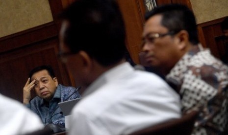 Terdakwa kasus korupsi KTP elektronik Setya Novanto (kiri) mendengarkan kesaksian Wakil Ketua MPR Mahyudin (kanan) dalam sidang lanjutan di Pengadilan Tipikor, Jakarta Pusat, Kamis (15/3). Dalam sidang tersebut penasehat hukum terdakwa menghadirkan saksi meringankan yaitu Wakil Ketua MPR Mahyudin, saksi ahli hukum tata negara Universitas Padjajaran I Gede Panca Astawa serta ahli hukum pidana Universitas Islam Indonesia Mudzakir. 