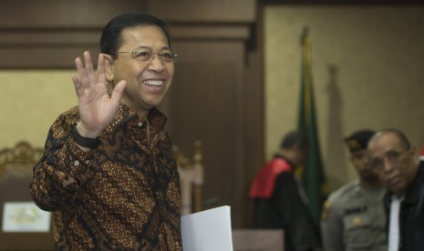 Terdakwa kasus korupsi KTP Elektronik Setya Novanto melambaikan tangan usai menjalani sidang dengan agenda tanggapan jaksa terhadap eksepsi di Pengadilan Tipikor, Jakarta, Kamis (28/12). Jaksa penuntut umum menyatakan tetap pada dakwaan semula. 