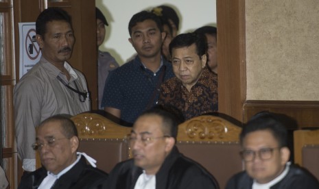 Terdakwa kasus korupsi KTP Elektronik Setya Novanto (tengah) memasuki ruangan untuk menjalani sidang dengan agenda tanggapan jaksa terhadap eksepsi di Pengadilan Tipikor, Jakarta, Kamis (28/12). Jaksa penuntut umum menyatakan tetap pada dakwaan semula. 