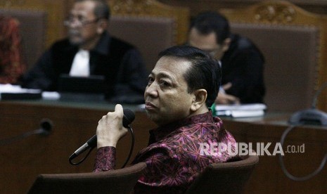 Terdakwa kasus korupsi KTP Elektronik Setya Novanto (tengah) menjadi saksi dalam sidang kasus merintangi penyidikan korupsi KTP elektronik dengan terdakwa Bimanesh Sutarjo dengan agenda pemeriksaan saksi di Pengadilan Tipikor, Jakarta, Jumat (27/4).