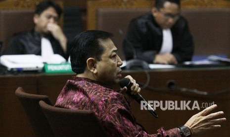 Terdakwa kasus korupsi KTP Elektronik Setya Novanto (tengah) menjadi saksi dalam sidang kasus merintangi penyidikan korupsi KTP elektronik dengan terdakwa Bimanesh Sutarjo dengan agenda pemeriksaan saksi di Pengadilan Tipikor, Jakarta, Jumat (27/4).