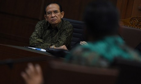 Terdakwa kasus korupsi pelaksanaan ibadah haji di Kemenag pada tahun 2011-2014, Suryadharma Ali mendengarkan keterangan saksi saat sidang lanjutannya di Pengadilan Tipikor, Jakarta, Jumat (11/12).