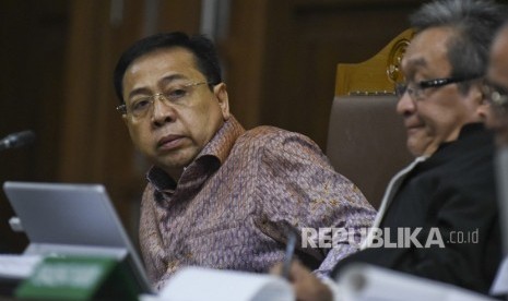 Terdakwa kasus korupsi pengadaan KTP elektronik Setya Novanto (kiri) didampingi penasihat hukumnya Maqdir Ismail menjalani sidang lanjutan di Pengadilan Tipikor Jakarta, Senin (15/1). 