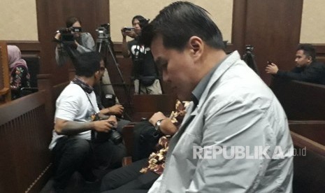 Terdakwa kasus korupsi proyek pengadaan KTP-el Andi Agustinus di ruang sidang Pengadilan Negeri Tipikor Jakarta, menunggu sidang pembacaan tuntutan oleh Jaksa KPK, Kamis (7/12).