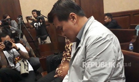 Terdakwa kasus korupsi proyek pengadaan KTP-el Andi Agustinus di ruang sidang Pengadilan Negeri Tipikor Jakarta, menunggu sidang pembacaan tuntutan oleh Jaksa KPK, Kamis (7/12).