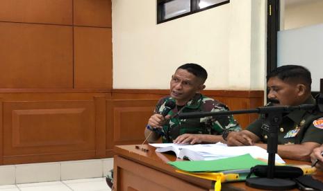 Terdakwa kasus meninggalnya dua remaja sipil di Nagreg, Jawa Barat, Kolonel Infanteri Priyanto (kiri) saat memberikan tanggapannya dalam sidang lanjutan yang menghadirkan saksi ahli forensik di Pengadilan Militer Tinggi II Jakarta, Jakarta Timur, Kamis (31/3).