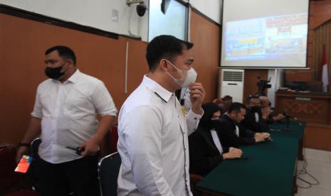 Terdakwa kasus merintangi penyidikan atau obstruction of justice dalam perkara Ferdy Sambo. Lemkapi mengusulkan polisi yang terkait kasus Ferdy Sambo tetap dipertahankan Polri.