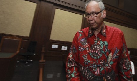 Terdakwa kasus merintangi penyidikan kasus KTP elektronik Bimanesh Sutarjo bersiap mengikuti sidang lanjutan di Pengadilan Tipikor, Jakarta, Senin (26/3).