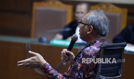 Terdakwa kasus merintangi penyidikan kasus proyek pengadaan KTP elektronik, Bimanesh Sutarjo, menjawab pertanyaan majelis hakim ketika menjalani sidang lanjutan di Pengadilan Tipikor, Jakarta, Kamis (7/6).