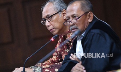 Defendant in obstruction of justice e-ID card case Bimanesh Sutarjo (left) attends the hearing at Corruption Court, Jakarta, Friday (May 18). 