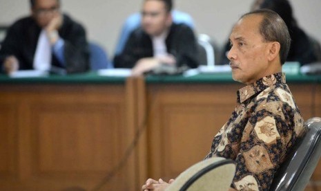 Terdakwa kasus pemberian FPJP dan penentuan Bank Century sebagai bank gagal berdampak sistemik, Budi Mulya menjalani sidang dengan agenda pembacaan tuntutan di Pengadilan Tipikor, Jakarta, Senin (16/6). 